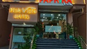 Un hôtel appelé « Paprika », doté d’un design moderne et comprenant un escalier menant à l’entrée.