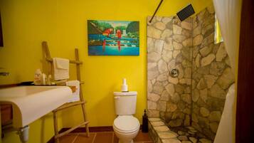 Haartrockner, Handtücher, Seife, Toilettenpapier