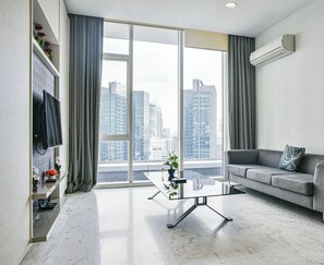 Suite Deluxe | Zona de estar | Televisión LCD de 55 cm con canales por cable, suelo radiante