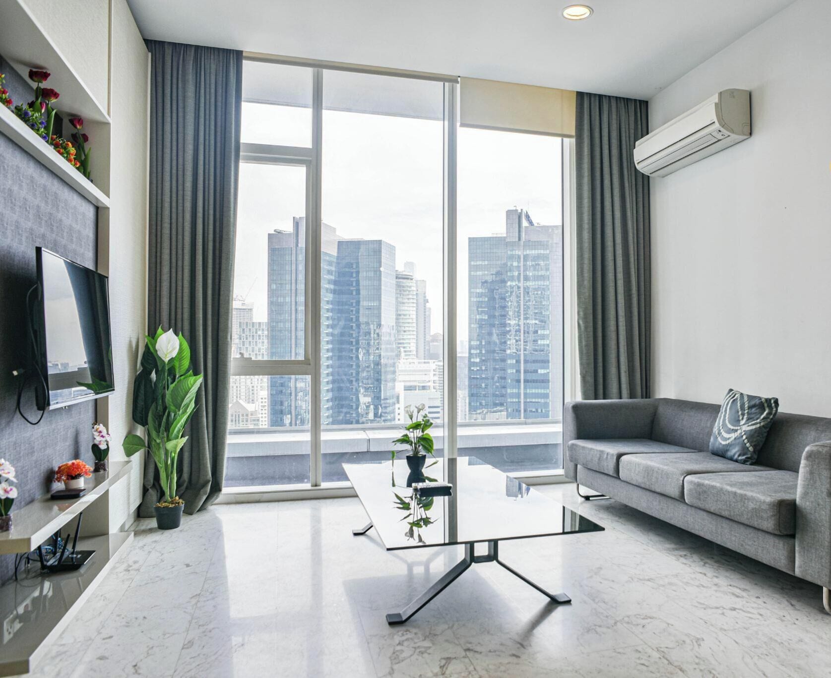 Deluxe Suite | Hypo-allergenic bedding, in-room safe, desk, laptop workspace