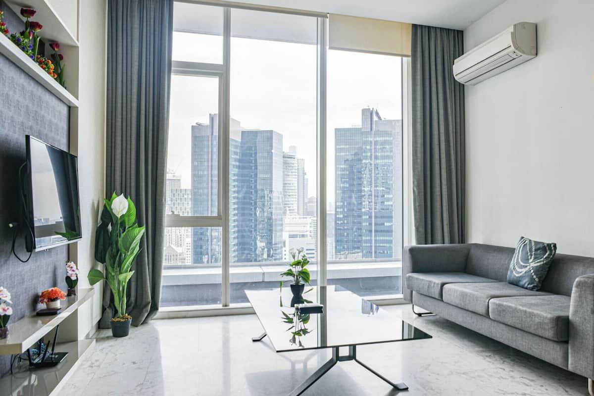 Deluxe Suite | Hypo-allergenic bedding, in-room safe, desk, laptop workspace