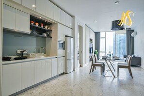 豪華套房 | 起居區 | 55-公分 LCD 液晶電視、有線頻道、地暖系統