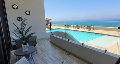 Seafront Luxury Seaside Condo + Pool & Jacuzzi