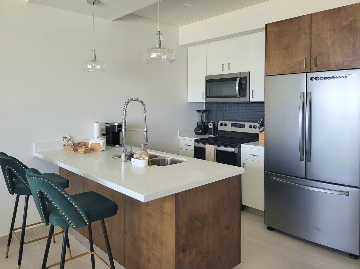 Réfrigérateur, micro-ondes, four, plaque de cuisson