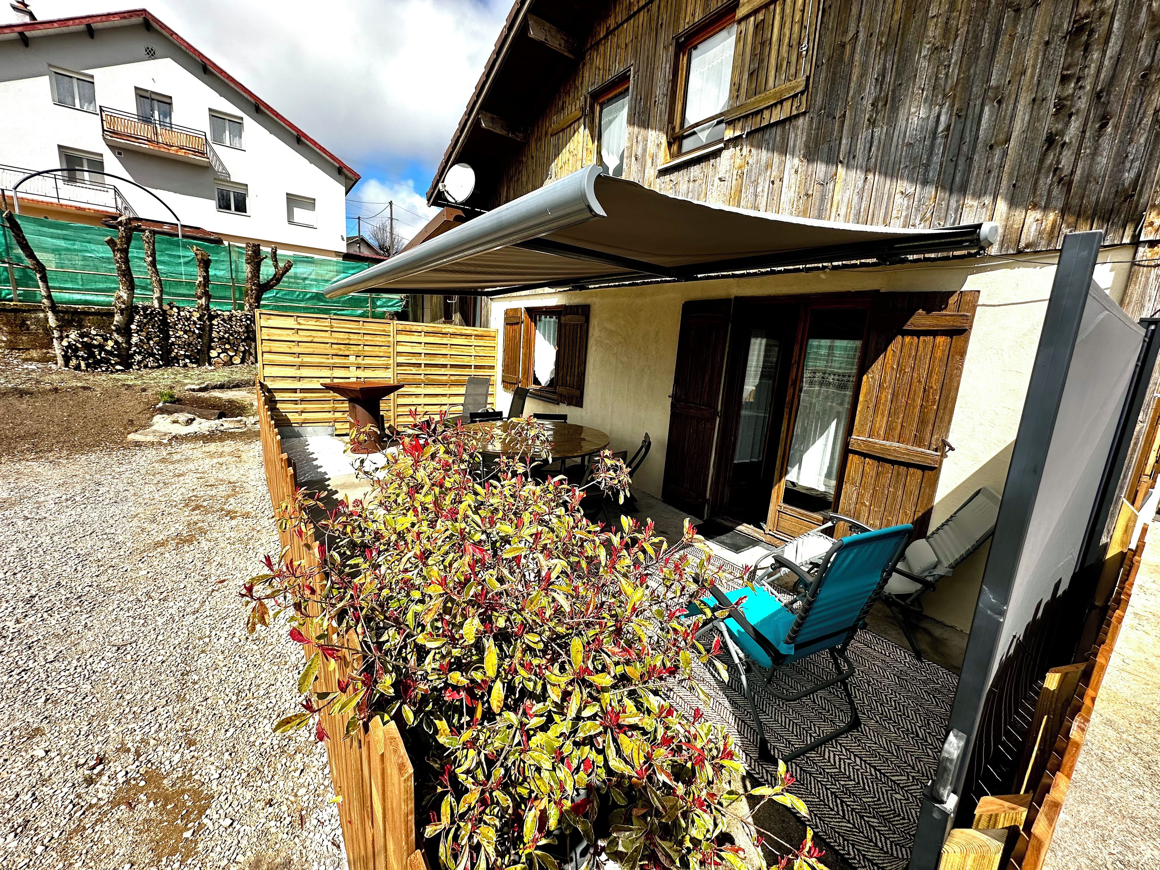 Il s’agit d’une propriété résidentielle dotée d’un patio couvert, d’un espace salon extérieur et d’un jardin.