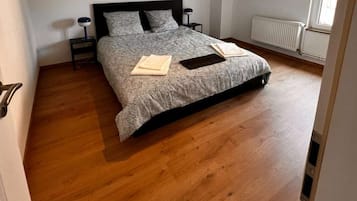 4 bedrooms, desk, WiFi