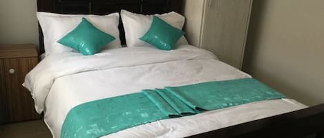 Muebles diferentes, escritorio y espacio para trabajar con laptop