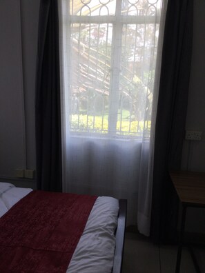 Individually furnished, desk, laptop workspace, iron/ironing board - Milimani Comfort  (Kisumu)