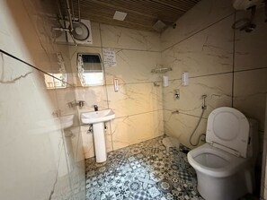 Habitación Deluxe | Baño | Ducha, cabezal de ducha tipo lluvia, secador de pelo y zapatillas