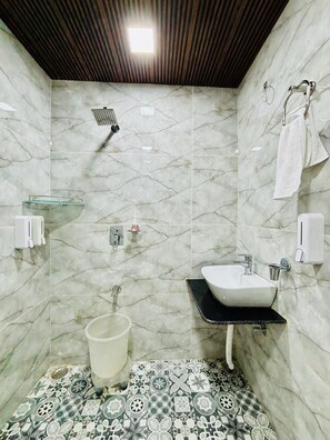 Family Room | Bathroom | Shower, rainfall showerhead, hair dryer, slippers - HOTEL AMAR (Dehradun)