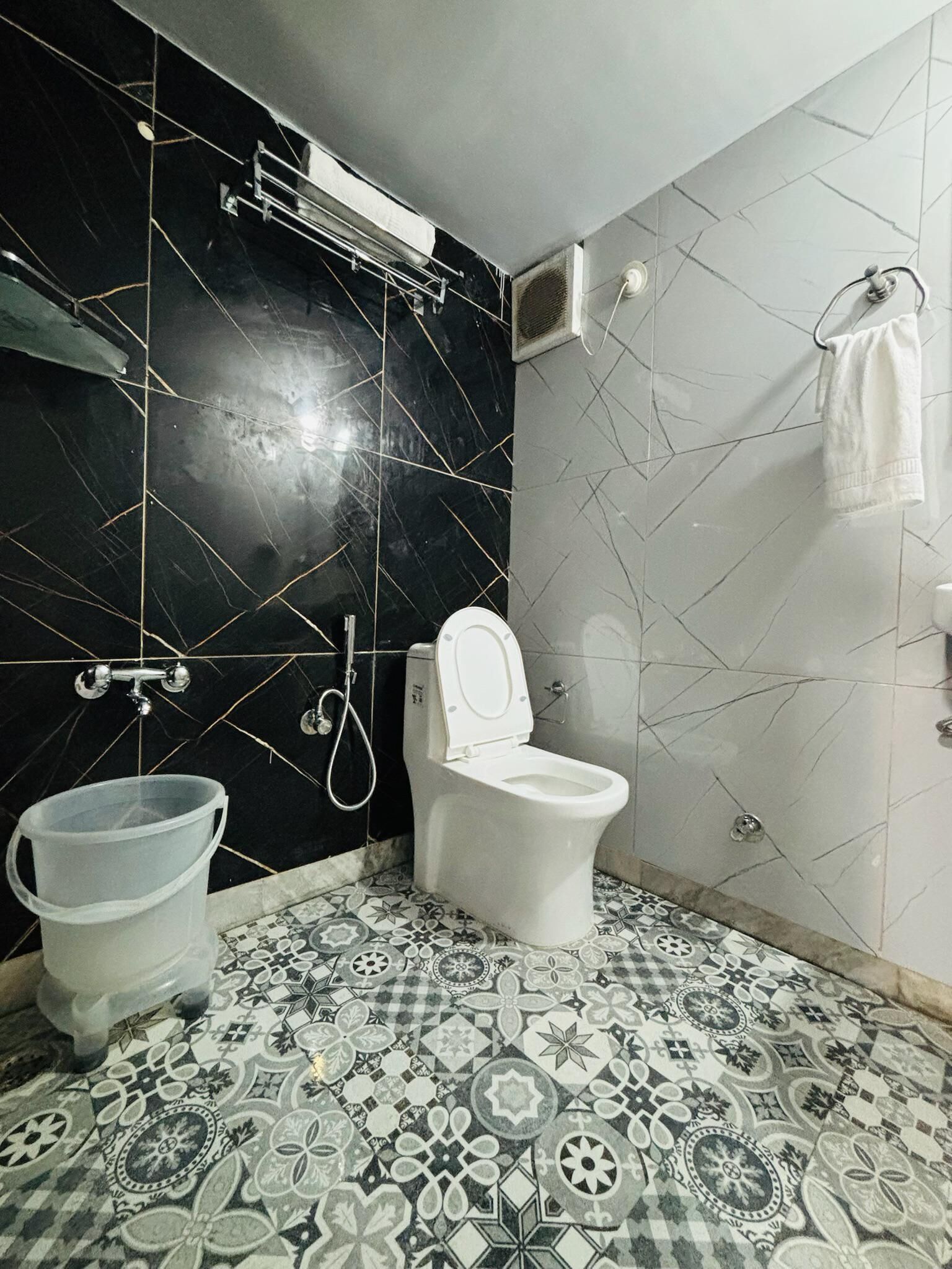 Standard Room | Bathroom | Shower, rainfall showerhead, hair dryer, slippers