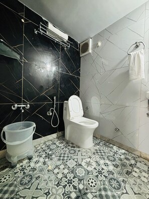 Chambre Standard | Salle de bain | Douche, douche à « effet pluie », sèche-cheveux, chaussons