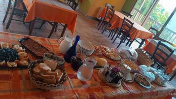 TĂ€gliches inbegriffenes FrĂŒhstĂŒcksbuffet