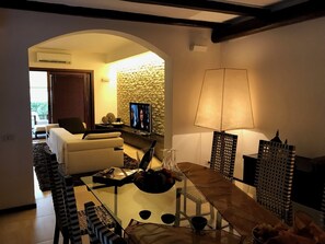 House, 3 Bedrooms, Smoking, Patio | Dining room