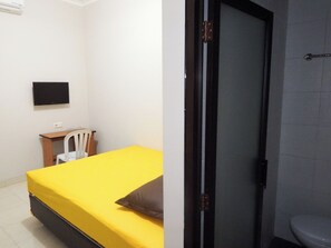 Kamar Single Standar | Meja kerja