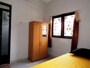 Desk - Kingkost Karangjati 1 (Pogung Lor)
