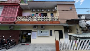 Un hostal con un cartel que indica que es un dormitorio.