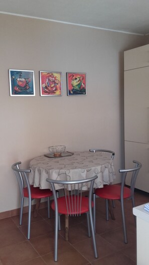 Hus - 3 sovrum - rökare - balkong | Interiör