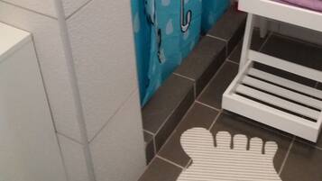 House, 3 Bedrooms, Smoking, Balcony | Bathroom shower