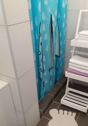 House, 3 Bedrooms, Smoking, Balcony | Bathroom shower