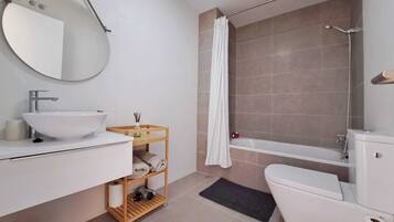 Secador de pelo, toallas, jabón y papel higiénico