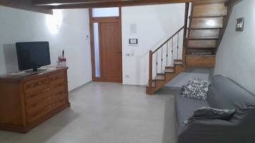 House, 1 Bedroom, City View | Living room