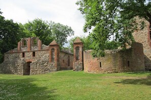 Un antiguo edificio de piedra con ventanas arqueadas y una torre.