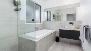 Shower, towels - Relax Poolside by the Canal (BONGAREE)