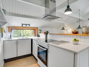 Køleskab, mikrobølgeovn, køkkentøj/tallerkener/redskaber