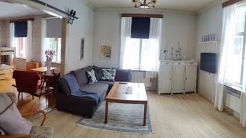House, 3 Bedrooms, Smoking, Terrace | Living room