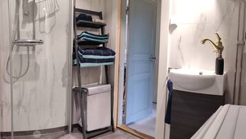House, 3 Bedrooms, Smoking, Terrace | Bathroom