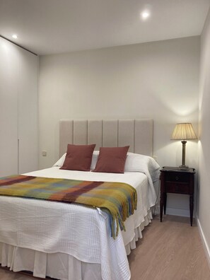 2 bedrooms, iron/ironing board, bed sheets