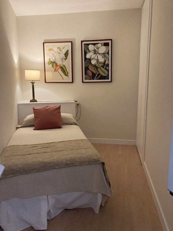 2 Schlafzimmer, Bügeleisen/Bügelbrett, Bettwäsche