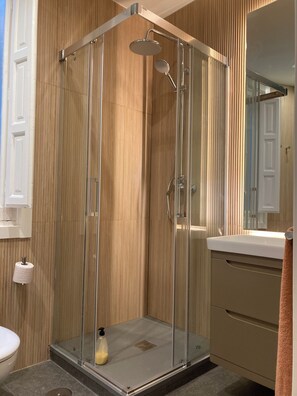 Dusche, Haartrockner, Handtücher, Seife