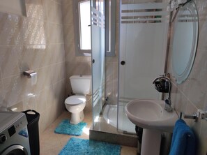 Apartamento, 2 quartos, para fumantes, sacada | Banheiro
