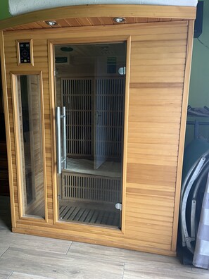 Sauna - Ma chaumière
Une belle maison qui respire le bonheur faites pour vous et nous !  (Compans)