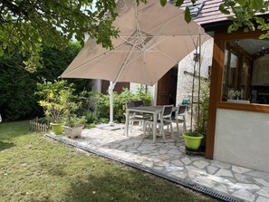 Outdoor dining - Ma chaumière
Une belle maison qui respire le bonheur faites pour vous et nous !  (Compans)