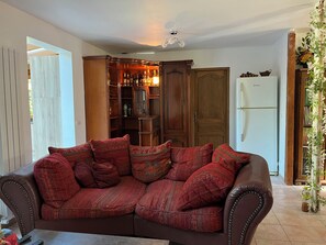 Una Smart TV, una chimenea, libros, una biblioteca de música