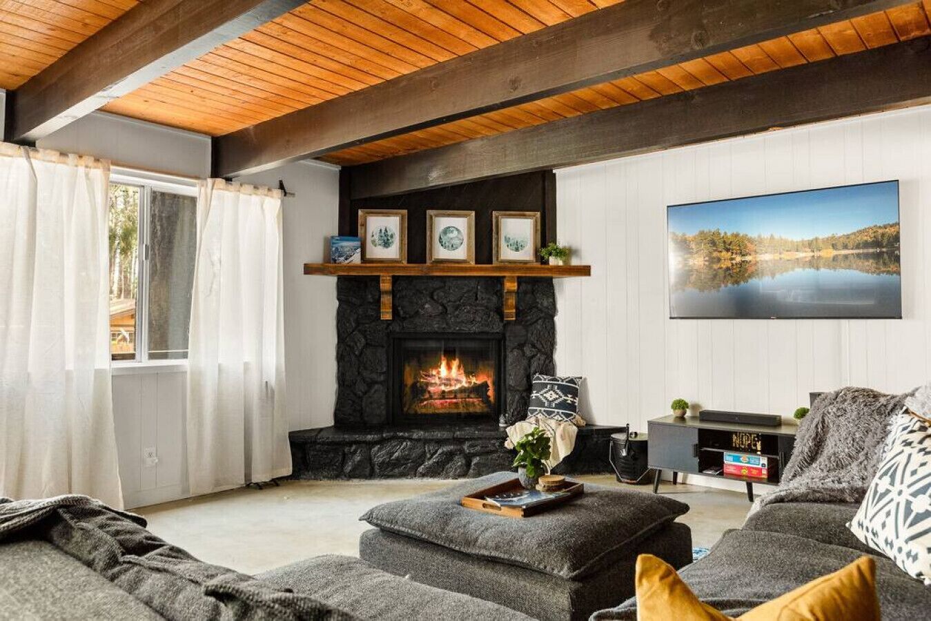 Smart TV, chimenea y monitor de computadora 