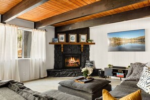 Smart-tv, eldstad och datorskärmar