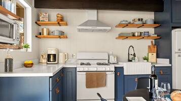 Fridge, oven, stovetop, coffee/tea maker