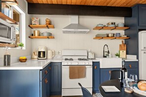 Fridge, oven, stovetop, coffee/tea maker