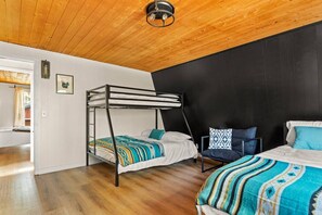 2 عدّة غرف نوم ومكتب وواي فاي مجانًا وملاءات أسرّة