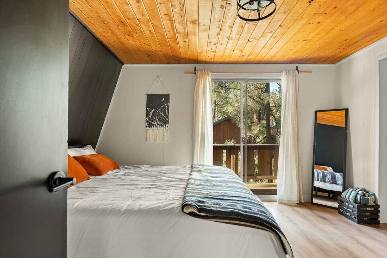 2 多间卧室、办公桌、免费 WiFi、床单