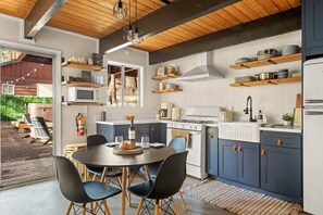 ثلاجة، فرن، موقد طهي مسطح، ماكينة لصنع القهوة/الشاي