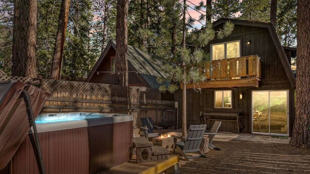 A cabin with a hot tub, outdoor seating, and a deck. - Nily`s Squirrel Nest (Big Bear Lake)