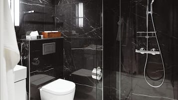 Standard Tek Büyük Yataklı Oda | Banyo | Terlik