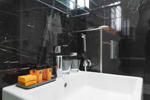 Premium Double Room | Bathroom | Slippers - Hotel Bastian  (Helsinki)