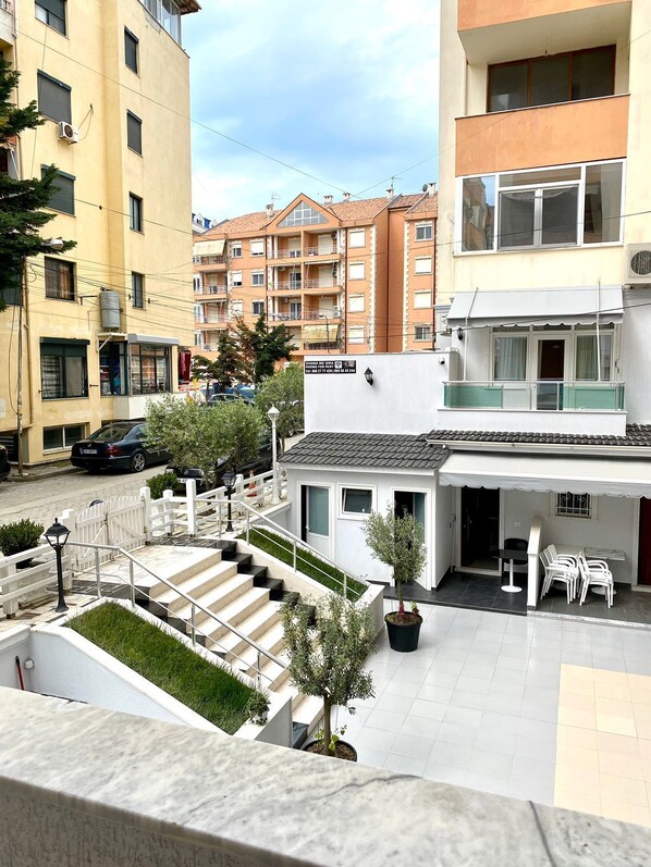 Apartamento, 2 quartos, sacada, vista para a cidade | Fachada