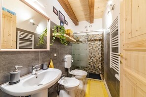 Apartment, 1 Bedroom, Smoking, Patio | Bathroom amenities